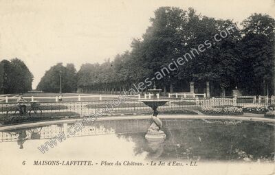 Carte postale ancienne Place du Château. - Le Jet d'Eau — Maisons-Laffitte (Yvelines)