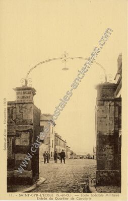 Carte postale ancienne Ecole Spéciale Militaire Entrée du Quartier de Cavalerie — Saint-Cyr-l'École (Yvelines)