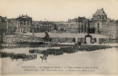 Carte postale ancienne La Façade du Château - La Place d'Armes un jour de Revue — Versailles (Yvelines)