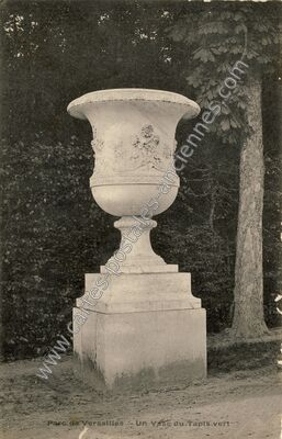 Carte postale ancienne Un Vase du Tapis vert — Versailles (Yvelines)