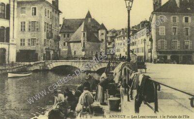 Carte postale ancienne Les Lessiveuses et le Palais de l'Ile — Annecy (Haute-Savoie)