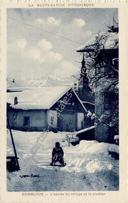 Carte postale ancienne L'entrée du village et le clocher — Combloux (Haute-Savoie)