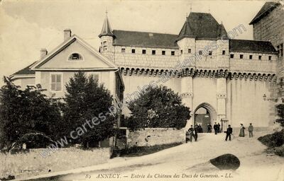 Carte postale ancienne Entrée du Château des Ducs de Genevois — Annecy (Haute-Savoie)