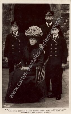 Carte postale ancienne T.M. KING GEORGE V. AND QUEEN MARY WITH THE DUKE OF CORNWALL AND PRINCE ALBERT — London — Angleterre