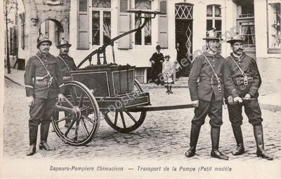 Carte postale ancienne Sapeurs-Pompiers — Transport de la Pompe (Petit modèle — Chimay — Belgique