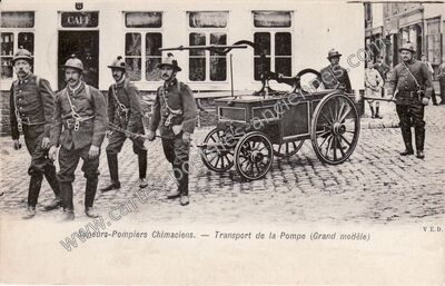 Carte postale ancienne Sapeurs-Pompiers Chimaciens. — Transport de la Pompe (Grand modèle) — Chimay — Belgique