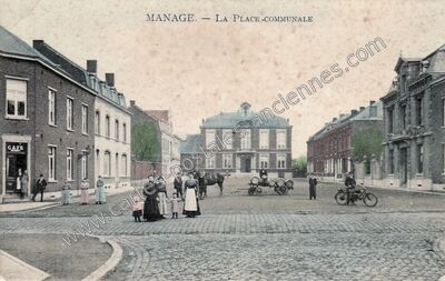 Carte postale ancienne La Place-COMMUNALE — Manage — Belgique