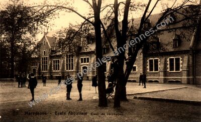 Carte postale ancienne Ecole Abbatiale Cour de récréation — Maredsous — Belgique