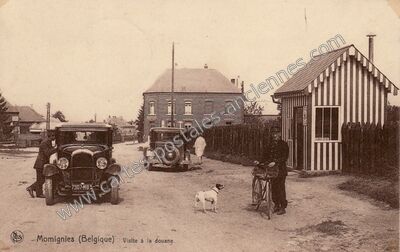 Carte postale ancienne Visite à la douane — Momignies — Belgique