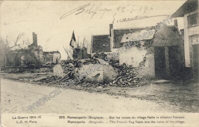 Carte postale ancienne Sur les ruines du village flotte le drapeau français — Ramscapelle — Belgique