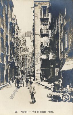 Carte postale ancienne Via di Basso Porto — Napoli — Italie