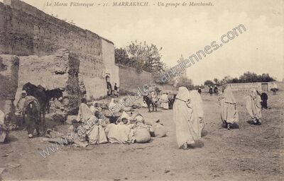 Carte postale ancienne Un groupe de Marchands — Marrakech — Maroc