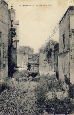Carte postale ancienne Une Rue de la Ville — Meknes — Maroc