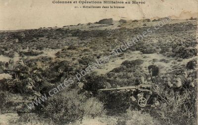 Carte postale ancienne Mitrailleuses dans la brousse — Soldats — Maroc