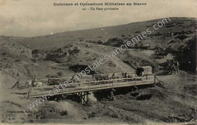 Carte postale ancienne Colonnes et Opérations Militaires au Maroc - Un Pont provisoire — Soldats — Maroc