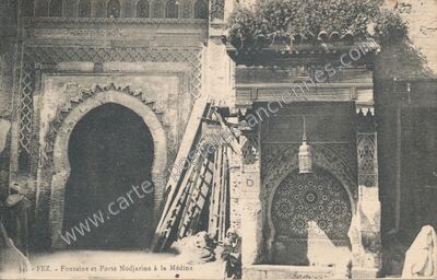 Carte postale ancienne Fontaine et Porte Nodjarine à la Médina — Fez — Maroc