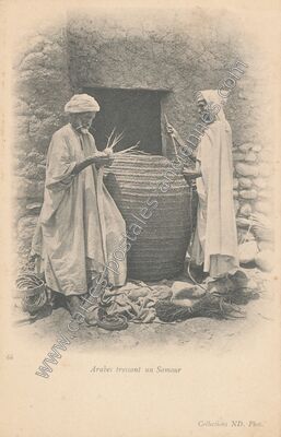 Carte postale ancienne Arabes tressant un Samour — Scene et Types — Maroc