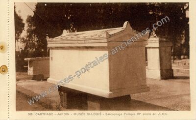 Carte postale ancienne Jardin - Musée St-Louis - Sarcophage Punique IVe siècle av. J. Chr — Carthage — Tunisie