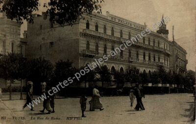 Carte postale ancienne Au Palais Arabe — Tunis — Tunisie