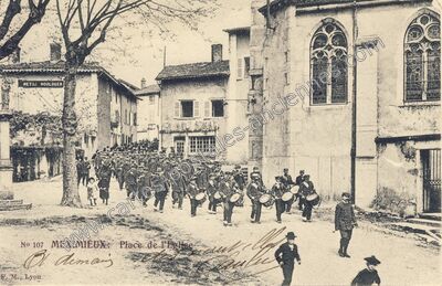 Carte postale ancienne Place de l'Eglise — Meximieux (Ain)