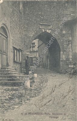 Carte postale ancienne Porte Ancienne de Pérouge — Meximieux (Ain)