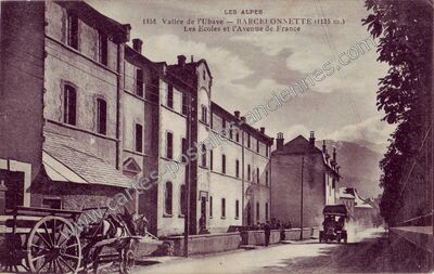Carte postale ancienne Les Écoles et l'Avenue de France — Barcelonnette (Alpes-de-Haute-Provence)