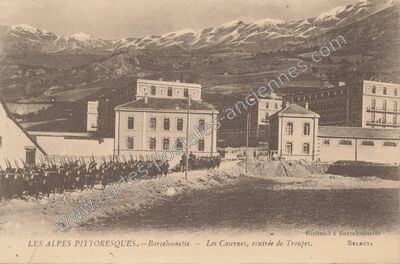 Carte postale ancienne Les Alpes pittoresques. Les Casernes, rentrée de Troupes — Barcelonnette (Alpes-de-Haute-Provence)