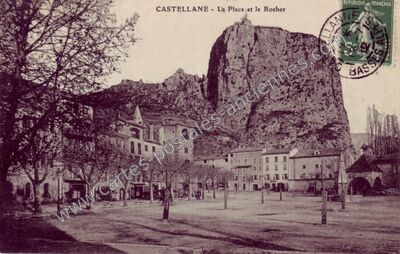 Carte postale ancienne La Place et le Rocher — Castellane (Alpes-de-Haute-Provence)