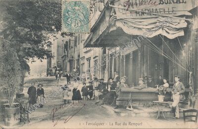 Carte postale ancienne La Rue du Rempart — Forcalquier (Alpes-de-Haute-Provence)