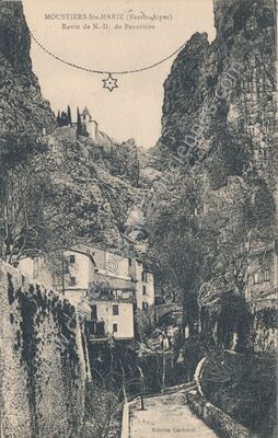 Carte postale ancienne Ravin de N.-D. de Beauvoirs — Moustiers-Sainte-Marie (Alpes-de-Haute-Provence)