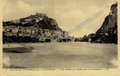 Carte postale ancienne Les Alpes Provençales. - Vue prise au bord de la Durance — Sisteron (Alpes-de-Haute-Provence)