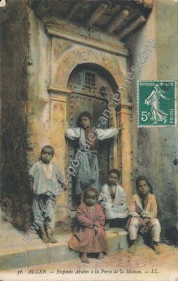 Carte postale ancienne Enfants Arabes à la Porte de la Maison — Alger — Algérie