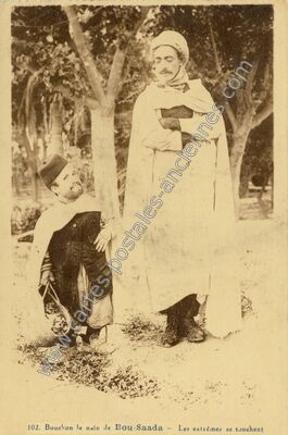 Carte postale ancienne Bouchon le nain - Les extrêmes se touchent — Bou Saada — Algérie