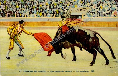 Carte postale ancienne Une passe de muleta. Un muletazo — Corrida — Espagne