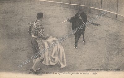 Carte postale ancienne Matador pasando de muleta — Corrida — Espagne