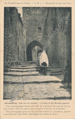 Carte postale ancienne Une rue en escalier — Jerusalem — Israël