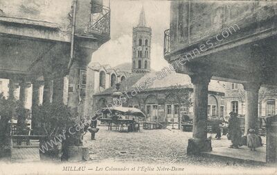 Carte postale ancienne Les Colonnades et l'Eglise Notre-Dame — Millau (Aveyron)