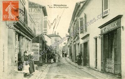 Carte postale ancienne Rue de la République — Mirambeau (Charente-Maritime)