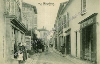 Carte postale ancienne Rue de la République — Mirambeau (Charente-Maritime)