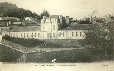 Carte postale ancienne Le Groupe scolaire — Montendre (Charente-Maritime)