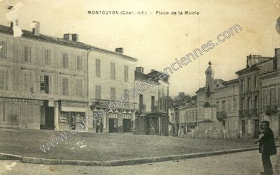 Carte postale ancienne Place de la Mairie — Montguyon (Charente-Maritime)