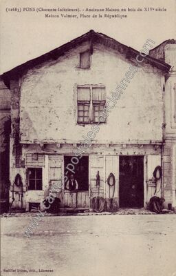 Carte postale ancienne Ancienne Maison en bois du XIVe siècle Maison Valmier, Place de la République — Pons (Charente-Maritime)