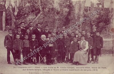Carte postale ancienne Une Visite de M. Emile Combes, ministre d'Etat, maire de Pons, aux Enfants Serbes — Pons (Charente-Maritime)