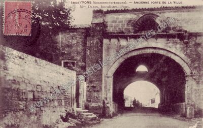 Carte postale ancienne Ancienne porte de la ville (Passage de l'Hôpital) — Pons (Charente-Maritime)