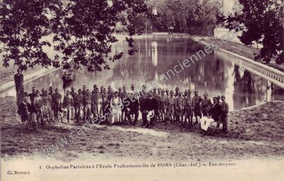 Carte postale ancienne Orphelins Parisiens à l'Ecole Professionnelle — Pons (Charente-Maritime)