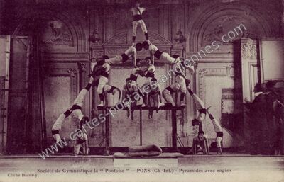 Carte postale ancienne Société de Gymnastique la " Pontoise " - Pyramides avec engins — Pons (Charente-Maritime)