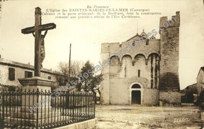 Carte postale ancienne L'Eglise des Saintes-Maries-de-la-Mer, Calvaire et la porte principale de la Basilique — Saintes Maries de la (Bouches-du-Rhône)