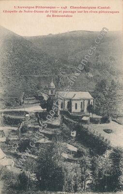 Carte postale ancienne Chapelle de Notre-Dame de Pitié et passage sur les rives pittoresques du Remontalou — Chaudes-Aigues (Cantal)