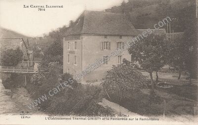 Carte postale ancienne L'Etablissement Thermal GINISTY et la Passerelle sur le Remontalou — Chaudes-Aigues (Cantal)