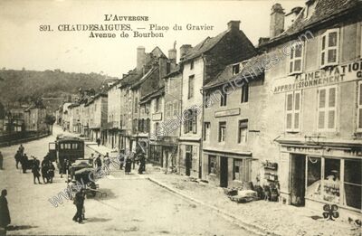 Carte postale ancienne Place du Gravier, Avenue de Bourbon — Chaudes-Aigues (Cantal)